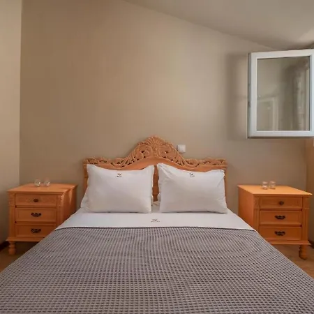 Melanthi Urban فولوس