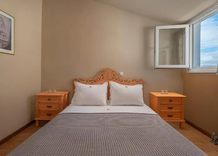 Melanthi Urban فولوس